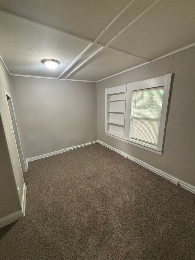 Building Photo - AVAILABLE NOW! MOVE IN SPECIAL! 3 Bedroom, 2 Bathroom in Kansas City! $1,350