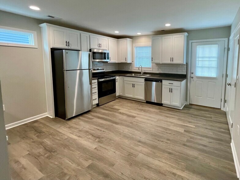 Expansive eat-in kitchen w/recessed lighting - 2225 Kenwood Blvd SE