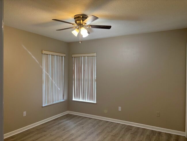 Building Photo - 4497 SW Gadshaw Rd