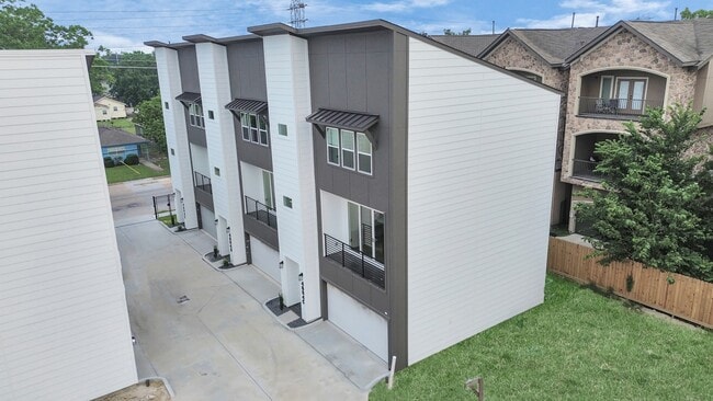 Building Photo - 4804 Elysian St