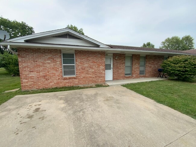 Building Photo - 3 Bedroom/1.5 bathroom Duplex