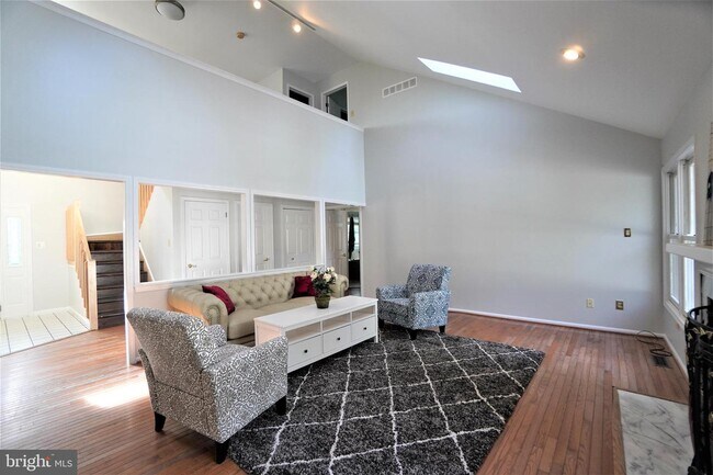 Building Photo - 104 Hidden Creek Dr