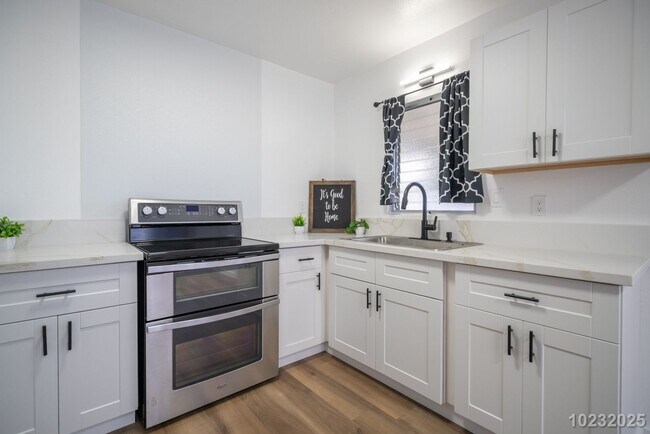 Building Photo - Versatile 3-Bedroom Home with Extended Spa...