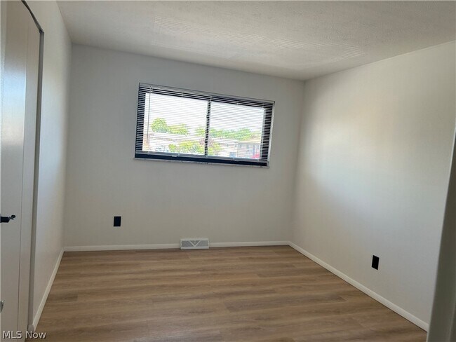 Building Photo - 24635 Clareshire Dr