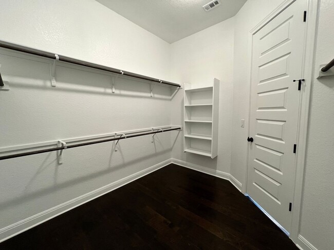 Building Photo - Georgeous 5-Bedroom in the Three Points Community