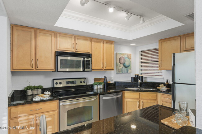 Building Photo - 858 Shoreline Cir