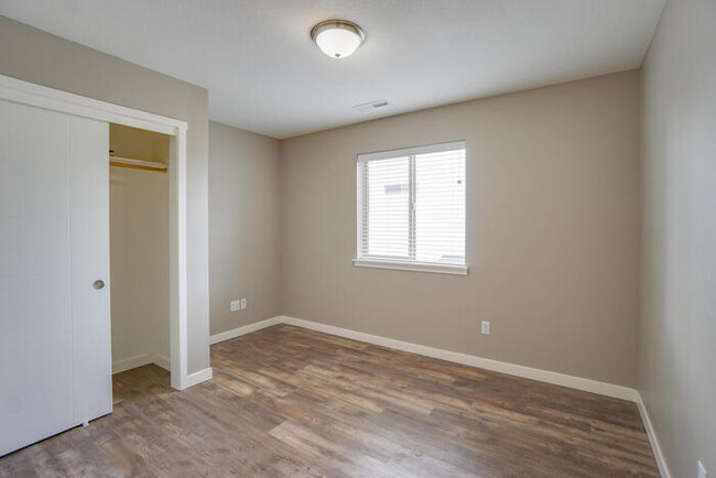 Building Photo - NEWER FOUR BEDROOM NEAR HAZEL DELL