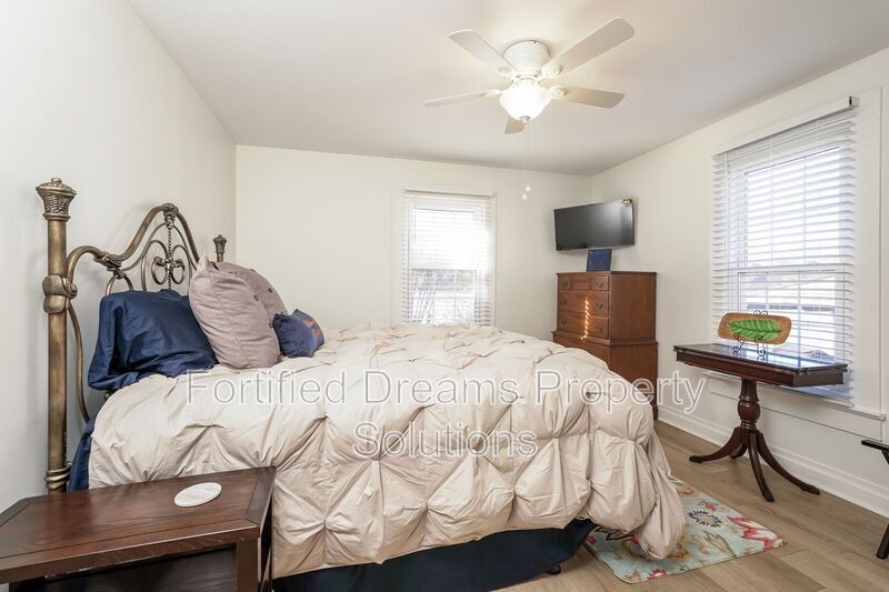 Building Photo - 395 Lake Dr