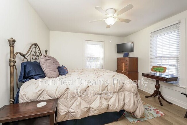 Building Photo - 395 Lake Dr