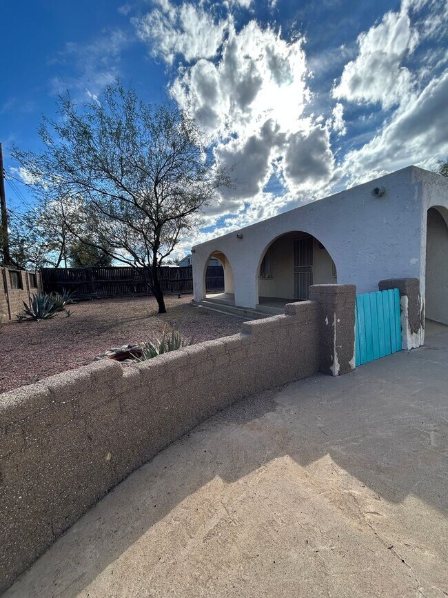 Building Photo - Beautiful 2 Bedroom 1 Bath / Washer & Dryer Included / Large Yard!