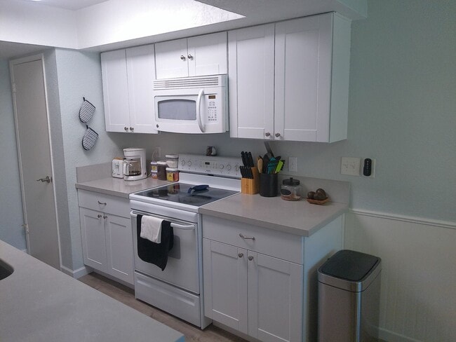 Building Photo - Beautiful updated condo in Los Lagos Upstairs unit. Available March 15 to Dec 31st 2026