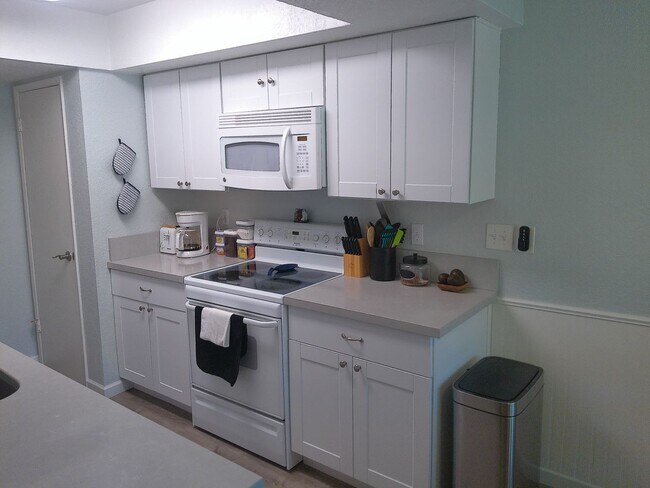 Building Photo - Beautiful updated condo in Los Lagos Upstairs unit.