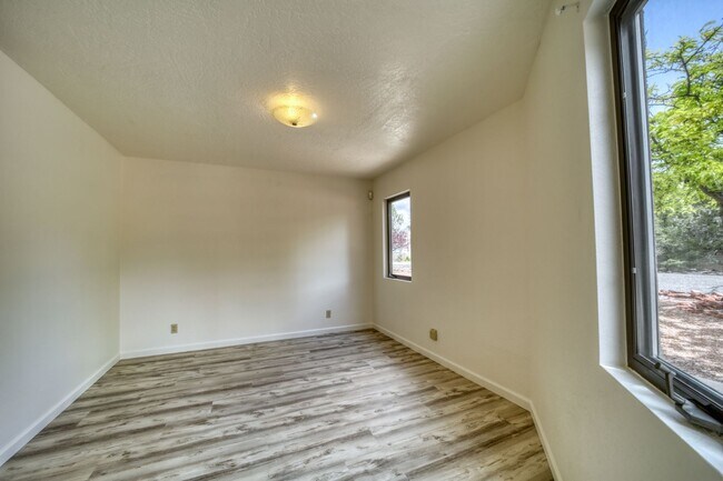 Building Photo - Beauty on Bowstring Drive