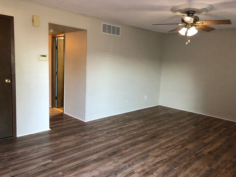 Building Photo - 570 Jamestown Ct