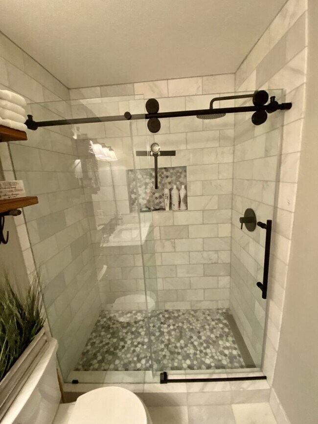 Building Photo - Fabulous Updated and Spacious 2 bd 2 bath Condo in superb area in Concord!