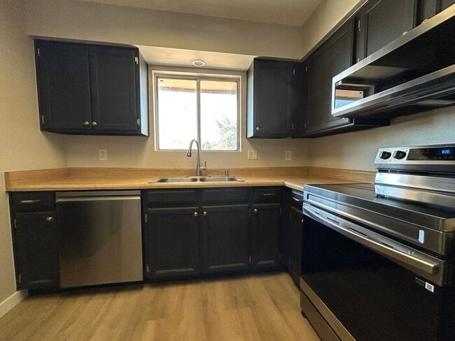 Building Photo - 540 W Del Campo Ave