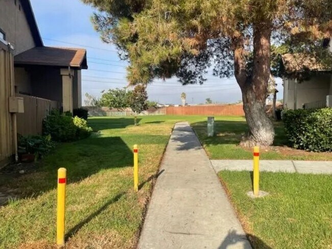 Building Photo - LOCATION & PRIVACY! Spacious 3 br Condo wi...