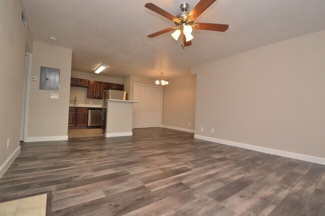 Building Photo - 1/1 Condo in Altamonte Springs ~ Gated Lakefront Community ~ LVP Flooring & Updated Kitchen/Bath!