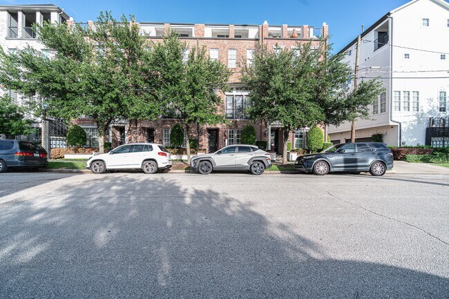 Building Photo - 1027 St Charles St