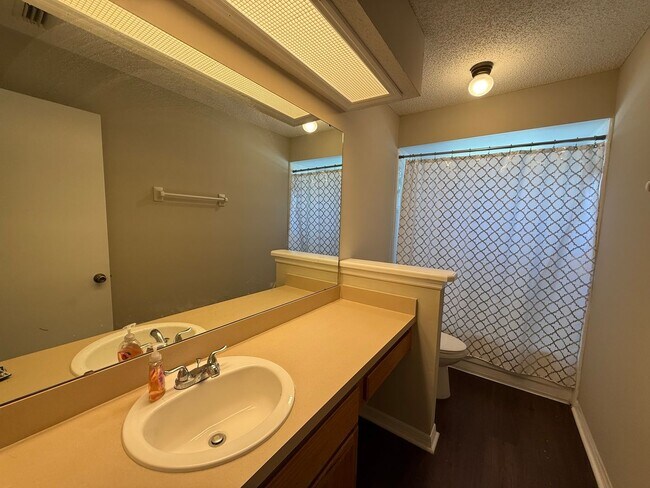 Building Photo - 3 Bed 2.5  Bath TWO Story Home