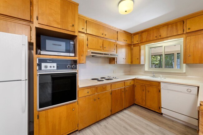 Building Photo - Reburbished 3bd/2ba, 2,275 sq ft home in Coconino Estates close to Hospital, park, downtown Flags...