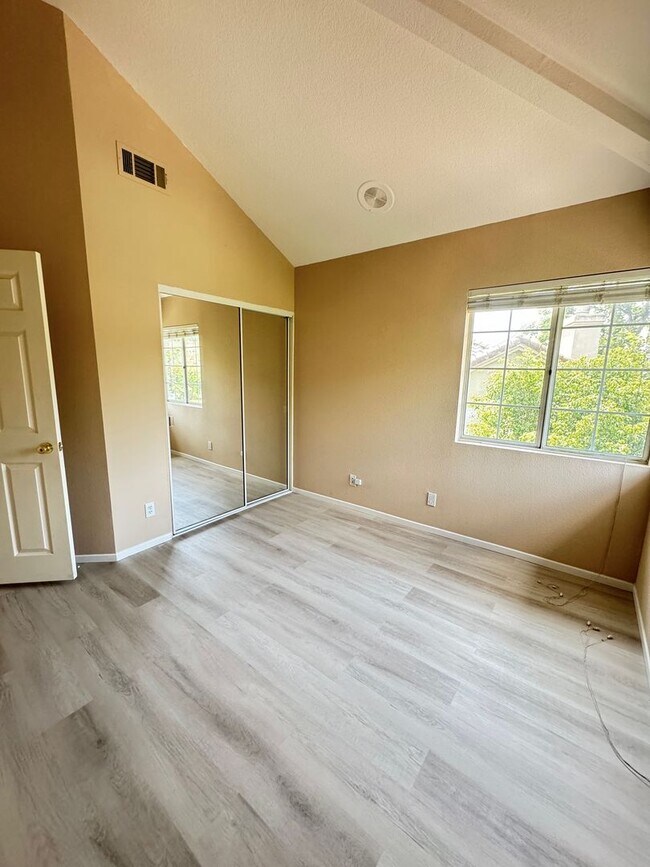 Building Photo - Large, end-unit townhome in the heart of Thousand Oaks