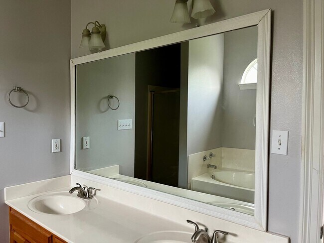 Building Photo - 303 Briarhaven Dr