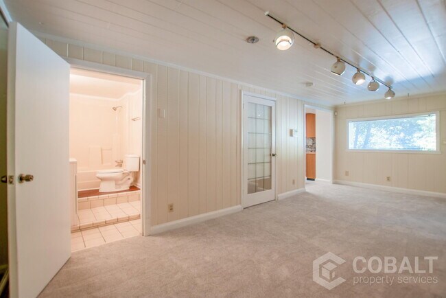 Building Photo - 867 Rosedale Rd NE