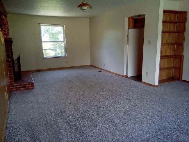 Building Photo - Knoxville 37918 - Beautiful 3 bedroom, 1.5 bath, brick rancher - Call Sharon Arnwine (865) 313-7215