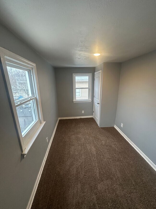 Building Photo - 254 Bowmanville St