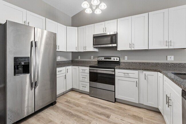 Building Photo - 4 Bedroom Townhome