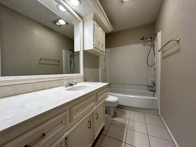 Building Photo - Beautiful Town home in upscale area