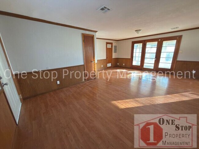 Building Photo - Amazing 3 Bedroom, 1.5 Bathroom in Raytown!