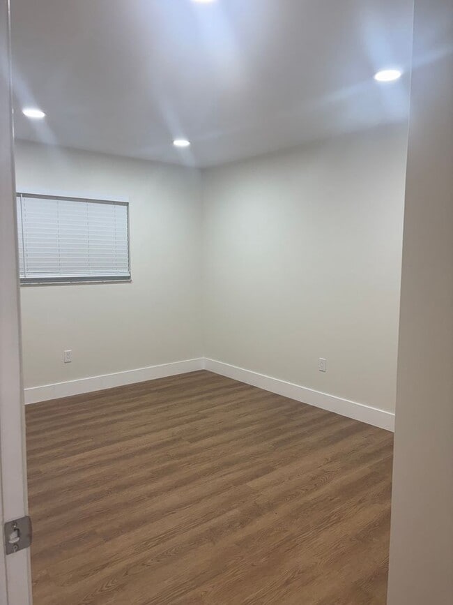 Building Photo - **APPLICATION PENDING DO NOT APPLY**Beautiful, newly renovated 3/2 Condo in a Great Neighborhood/...