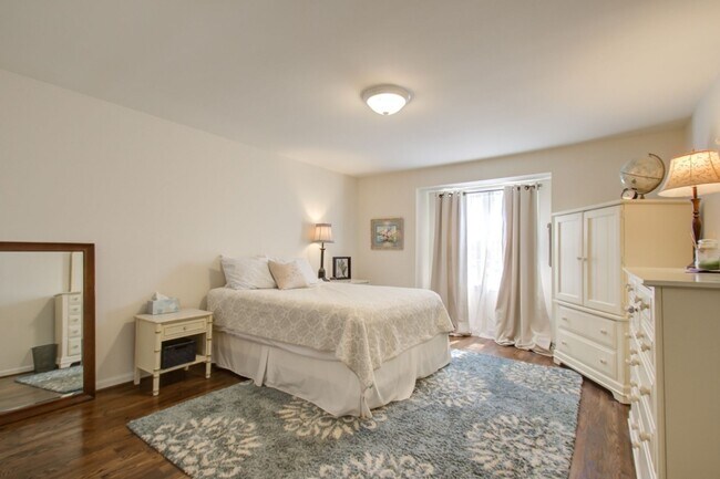 Building Photo - Cool Colonial in North Chevy Chase!