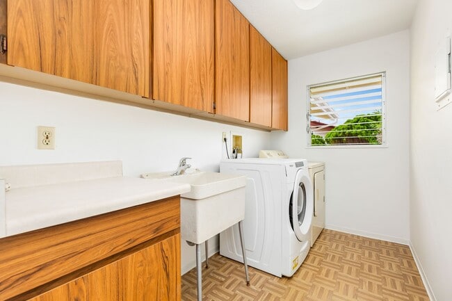 Building Photo - Mariner's Ridge SPACIOUS 4 bedroom, 3.5 ba...