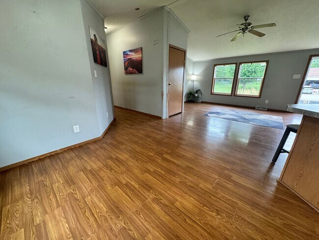 Building Photo - 215 Greenbush Dr