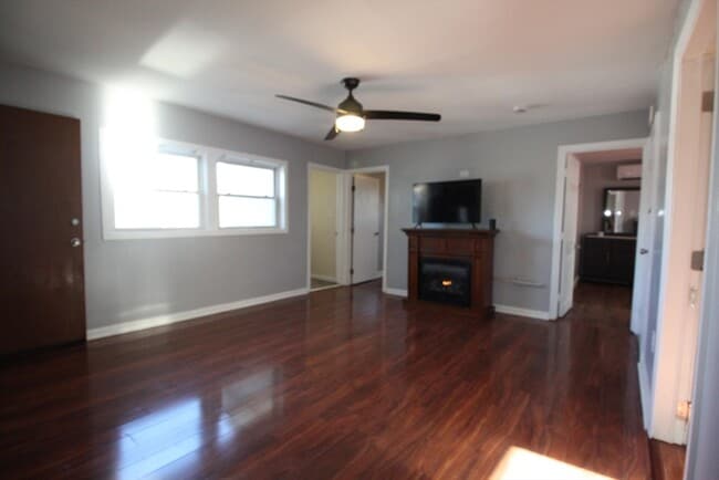 Building Photo - 522 Slade St