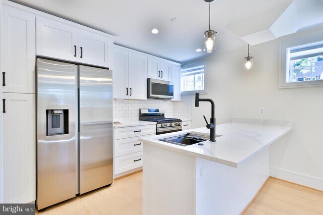 Primary Photo - 221 S Alfred St