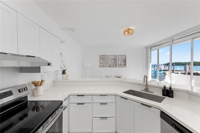 Building Photo - 770 NE 69th St