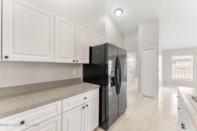Building Photo - 158 Empress Ave