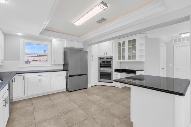 Building Photo - 1180 SW 17th St