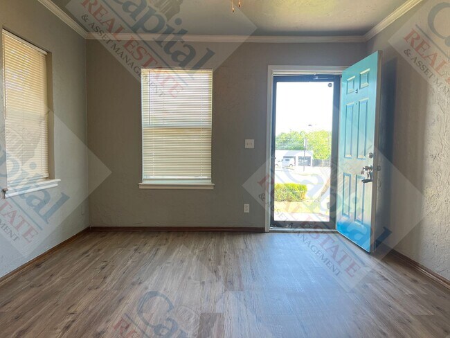 Building Photo - Charming 2 Bedroom