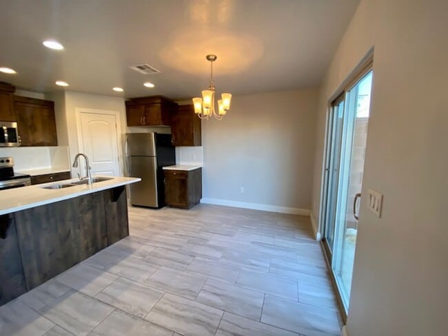 Building Photo - SPACIOUS TOWNHOME FOR RENT!