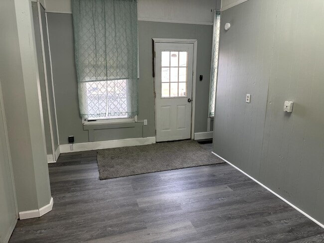 Building Photo - 752 Main St