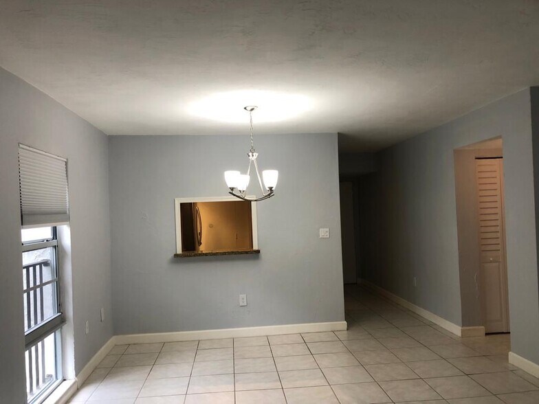 Building Photo - 6884 N Kendall Dr