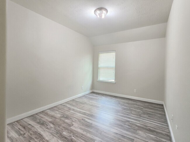 Building Photo - 8206 Oxbow Manor