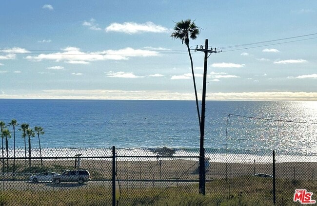 Building Photo - 135 Napoleon St