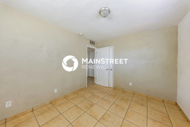 Building Photo - 3 Bedroom Pet-Friendly Home in Phoenix, AZ with Main Street Renewal