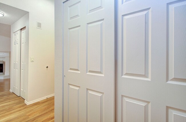 Building Photo - Bright 3 Bedroom 2 Bath Home in Pinebrook! Stainless Appliance Package